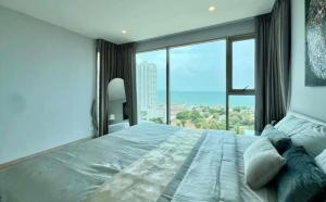 Condo with Rooftop Pool at Excellent Location