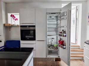 Large cozy, good location, open terrace