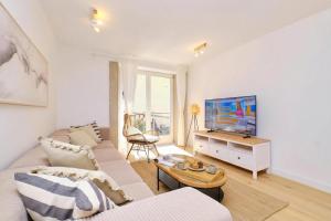 Island Villa Alba with Terrace & Grill - Happy Rentals