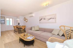 Island Villa Alba with Terrace & Grill - Happy Rentals