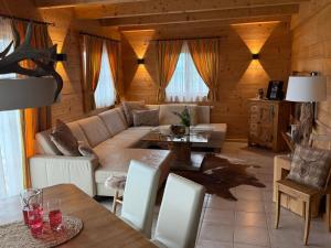 EDELWILD Almchalet - DIE KORALPEN RESIDENZ im Koralm Dorf I XXL Luxus Chalet 144 qm I Privat-Spa I Garten I Gartenmöbel I Weber Grill I Bang & Olufsen TV I WMF Küchengeräte I Kaminofen I Panoramasicht I 4 Parkplätze I edelwild-almchalet at