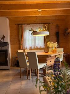 EDELWILD Almchalet - DIE KORALPEN RESIDENZ im Koralm Dorf I XXL Luxus Chalet 144 qm I Privat-Spa I Garten I Gartenmöbel I Weber Grill I Bang & Olufsen TV I WMF Küchengeräte I Kaminofen I Panoramasicht I 4 Parkplätze I edelwild-almchalet at