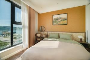 Modern 2BR with Stunning Ocean View and 300m to Beach