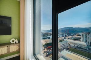 Modern 2BR with Stunning Ocean View and 300m to Beach