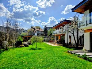 Ma-Bebe Summer PlayHouse - Jacuzzi, Sauna, Playground, Lake and Woods --- 1 or 2 Families Welcomed --- NB-Events and outside guests are not allowed