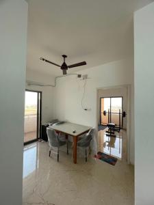 Luxury Top Floor City View Apartment