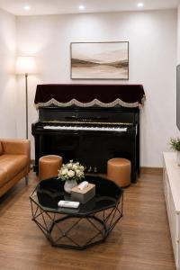 VEC Home - Three Bedroom Apartment with Piano