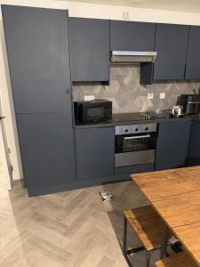 Large 2 bed apt M1 Piccadilly