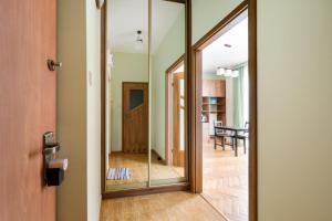 Plac Zbawiciela Urban Apartment by BookingHost
