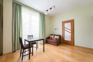 Plac Zbawiciela Urban Apartment by BookingHost