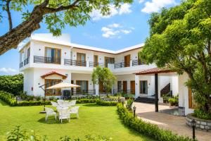 Gauri Hayat Corbett Retreat