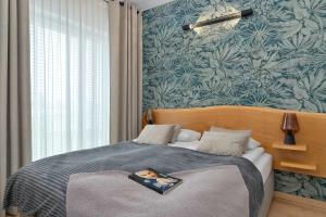 Stylish Apartment with a Balcony in Downtown by Noclegi Renters