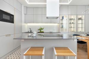 Stylish Apartment with a Balcony in Downtown by Noclegi Renters