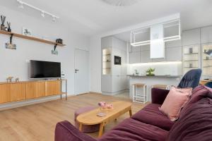 Stylish Apartment with a Balcony in Downtown by Noclegi Renters