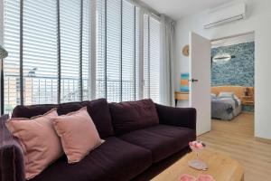 Stylish Apartment with a Balcony in Downtown by Noclegi Renters