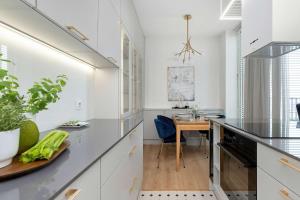 Stylish Apartment with a Balcony in Downtown by Noclegi Renters