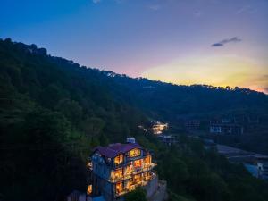 Kosh Villa Pinevale 2- BHK Villa With Pool Table, Terrace Lounge & 360 Panoramic Mountain Views