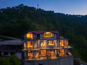 Kosh Villa Pinevale 2- BHK Villa With Pool Table, Terrace Lounge & 360 Panoramic Mountain Views