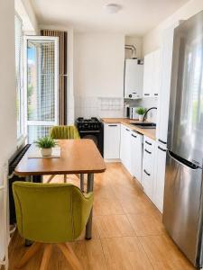 2-Bd Apartment - Festival Pohoda Nearby