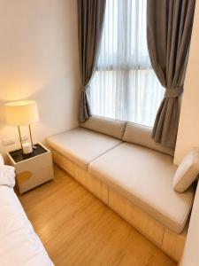 Cozy Modern 1BR Condo with Kitchen & Living Area