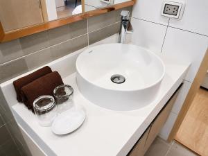 Cozy Modern 1BR Condo with Kitchen & Living Area