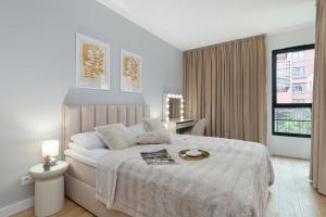 Beige and Blue Apartment in Gdańsk with Garden and Parking by Noclegi Renters