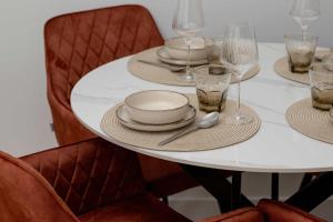 Beige and Blue Apartment in Gdańsk with Garden and Parking by Noclegi Renters