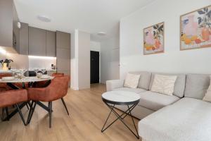 Beige and Blue Apartment in Gdańsk with Garden and Parking by Noclegi Renters