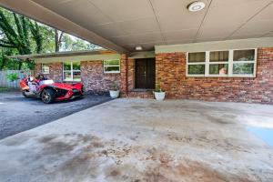 Sprawling 5BR Oasis Near FSU & Trails home