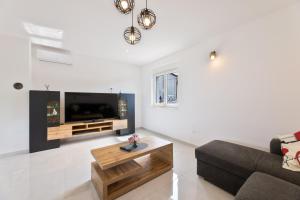 VILLA DOŽDOR - 130 m2 luxury three-room apartments - excellent location near the beach and the town center - view of the sea and the bay - secured free parking