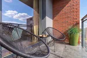 Designerski Apartament z Balkonem i Parkingiem, Blisko Centrum by Renters Premium