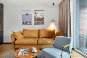 Designerski Apartament z Balkonem i Parkingiem, Blisko Centrum by Renters Premium