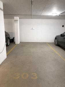 Prime Stay - Deluxe 2 Bedroom Family Apartment with Balcony - Parking Included