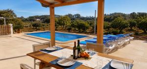 Finca con piscina rodeada de naturaleza