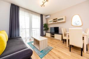 Prime Stay - Deluxe 2 Bedroom Family Apartment with Balcony - Parking Included