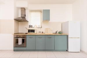 Prime Stay - Deluxe 2 Bedroom Family Apartment with Balcony - Parking Included