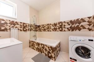 Prime Stay - Deluxe 2 Bedroom Family Apartment with Balcony - Parking Included