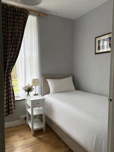 Castleroddy House - spacious country house - king beds - extensive parking