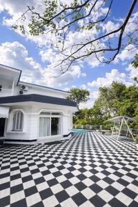 Whitehorse Villa