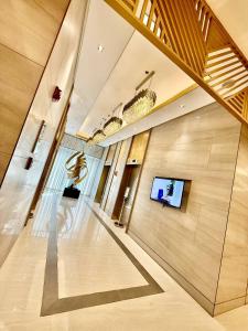Andy Suites Classic Luxury Overlooking City