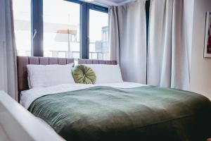 Elizabeth Line Retreat – Modern 2BR Flat in Hayes