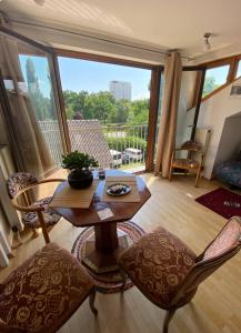BuenaVista Loft - Sun-Filled Balcony & Park Views