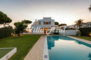 Elegant villa with private pool in Quarteira