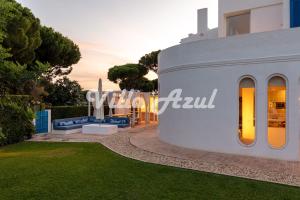 Elegant villa with private pool in Quarteira