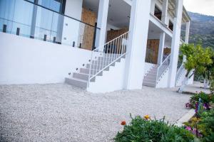 Uzeiri Guest Hotel