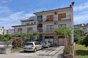 Apartments with parking space Crikvenica - 22214