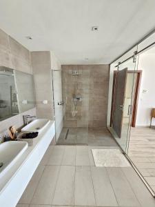 Elegant and modern villa with private garden S25V04