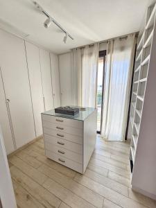 Elegant and modern villa with private garden S25V04