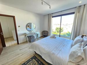Elegant and modern villa with private garden S25V04