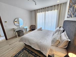 Elegant and modern villa with private garden S25V04